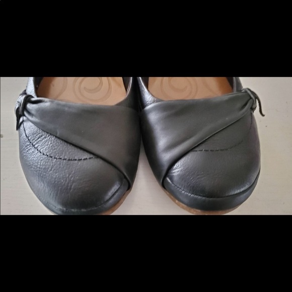 Merrell size 8.5 Flats - Picture 2 of 5